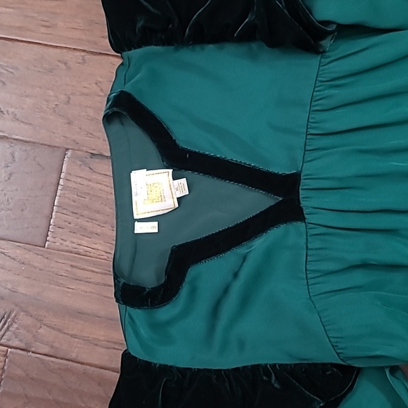 Emily McCarthy Green Blouse with Velvet Trim & Ruffled Sleeves size XL - Picture 2 of 8